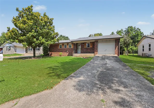 Photo 2 of Sale Pending at 307 Dogwood Dr, Tahlequah, OK 74464 | MLS# 2628998 | Listing updated on 2026-08-31