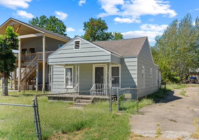 Photo 2 of Single family home for sale at 1563 S Oak Ave, Bartlesville, OK 74003 | MLS# 2629137 | Listing updated on 2026-09-04