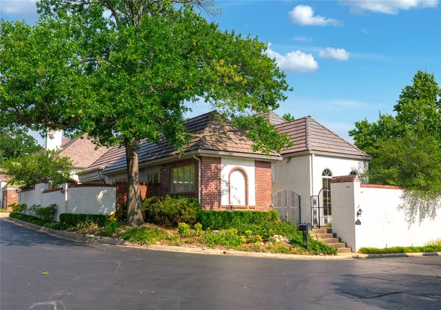 Photo 1 of Single family home for sale at 4807 S Yorktown Ct, Tulsa, OK 74105 | MLS# 2629224 | Listing updated on 2026-09-02