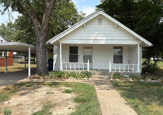 Single family home for sale at 214 S Main St, Afton, OK 74331 | MLS# 2629315