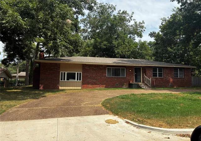 Photo 3 of Sale Pending at 1913 White Ave, Tahlequah, OK 74464 | MLS# 2629344 | Listing updated on 2026-09-08