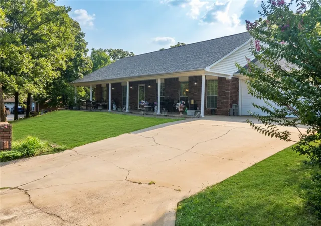 Photo 2 of Single family home for sale at 307 Mission Dr N, Poteau, OK 74953 | MLS# 2629066 | Listing updated on 2026-09-08
