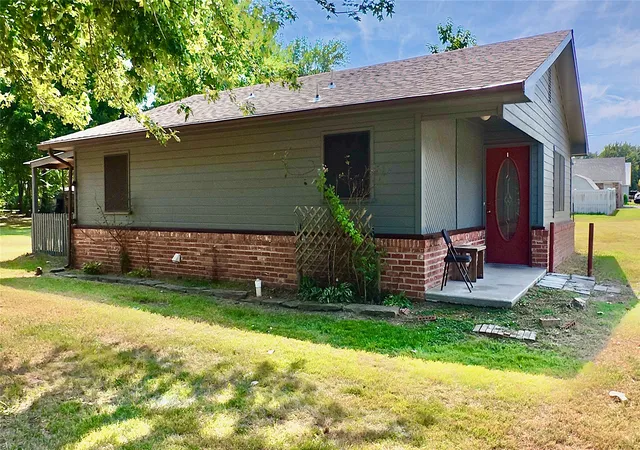 Photo 1 of Single family home for sale at 200 W Creek Ave, Checotah, OK 74426 | MLS# 2629422 | Listing updated on 2026-09-09