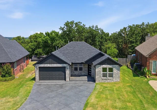 Photo 2 of Single family home for sale at 4001 Rolling Oaks Dr, Tulsa, OK 74107 | MLS# 2629185 | Listing updated on 2026-09-07