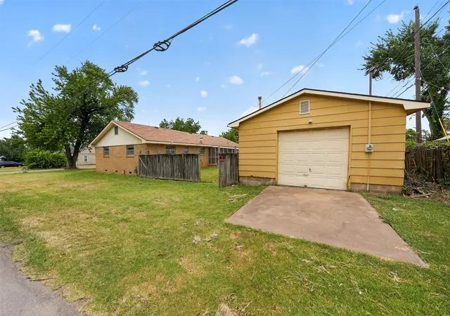 Photo 3 of Single family home for sale at 202 Bradley Pl, Bartlesville, OK 74006 | MLS# 2629462 | Listing updated on 2026-08-31