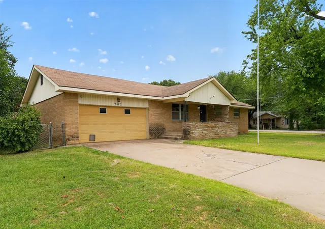 Photo 3 of Single family home for sale at 202 Bradley Pl, Bartlesville, OK 74006 | MLS# 2629462 | Listing updated on 2026-08-31