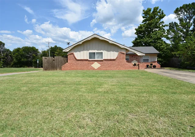 Photo 2 of Single family home for sale at 924 Cherokee St, Seminole, OK 74868 | MLS# 2628333 | Listing updated on 2026-09-14