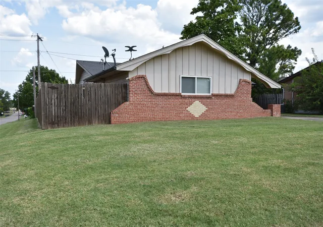 Photo 3 of Single family home for sale at 924 Cherokee St, Seminole, OK 74868 | MLS# 2628333 | Listing updated on 2026-09-14