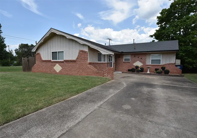 Photo 3 of Single family home for sale at 924 Cherokee St, Seminole, OK 74868 | MLS# 2628333 | Listing updated on 2026-09-14