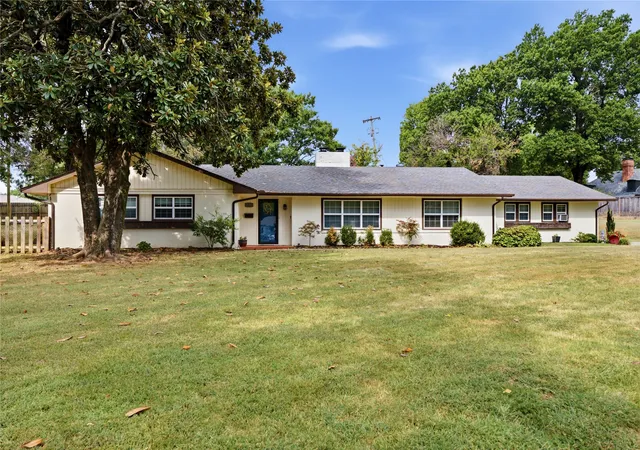 Photo 1 of Single family home for sale at 4215 Robertson Blvd, Muskogee, OK 74401 | MLS# 2629495 | Listing updated on 2026-09-10