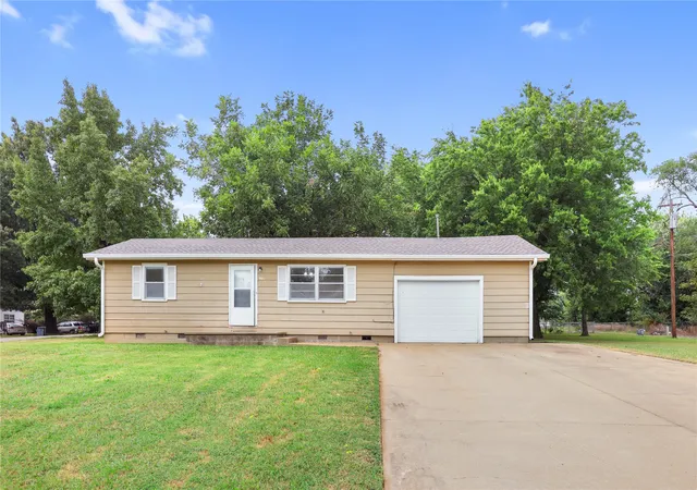 Photo 1 of Sale Pending at 901 Southeast 1st, Pryor, OK 74361 | MLS# 2629552 | Listing updated on 2026-09-03