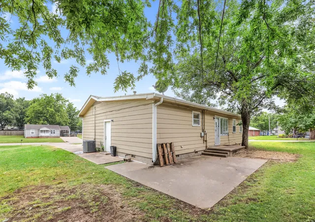Photo 3 of Sale Pending at 901 Southeast 1st, Pryor, OK 74361 | MLS# 2629552 | Listing updated on 2026-09-03
