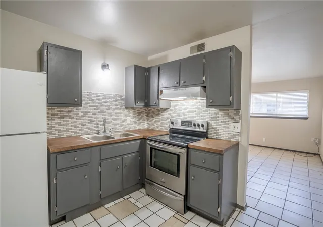 Listing Photo 5 - Condo for sale in building located at 1072 N Irvington Ave, Tulsa, OK 74115