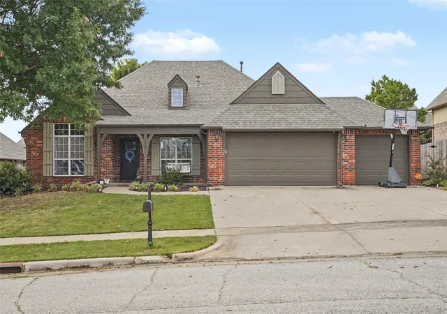 Photo 2 of Single family home for sale at 7501 E Jackson St, Broken Arrow, OK 74014 | MLS# 2629534 | Listing updated on 2026-09-01