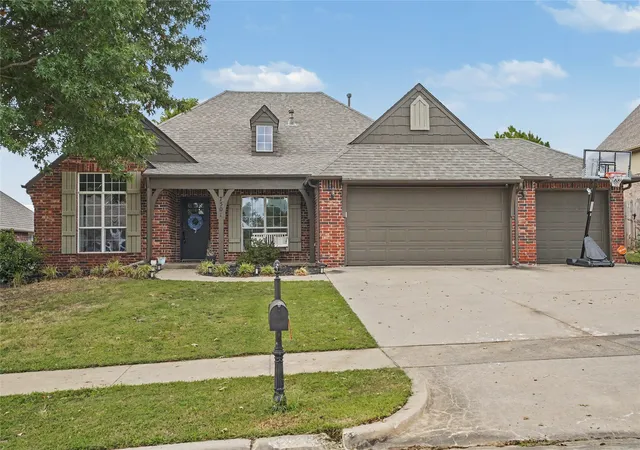 Photo 3 of Single family home for sale at 7501 E Jackson St, Broken Arrow, OK 74014 | MLS# 2629534 | Listing updated on 2026-09-01