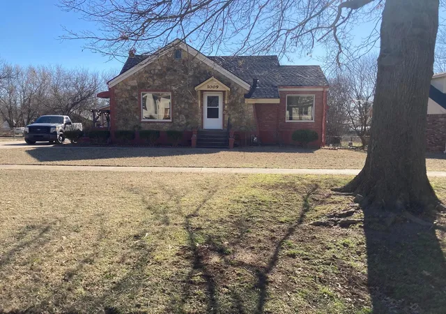 Photo 1 of Single family home for sale at 1009 Delaware, Vinita, OK 74301 | MLS# 2629668 | Listing updated on 2026-08-31