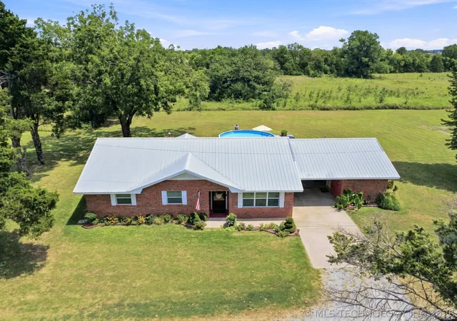 Photo 2 of Single family home for sale at 200 W Cuneo Pl, Okmulgee, OK 74447 | MLS# 2628644 | Listing updated on 2026-08-29