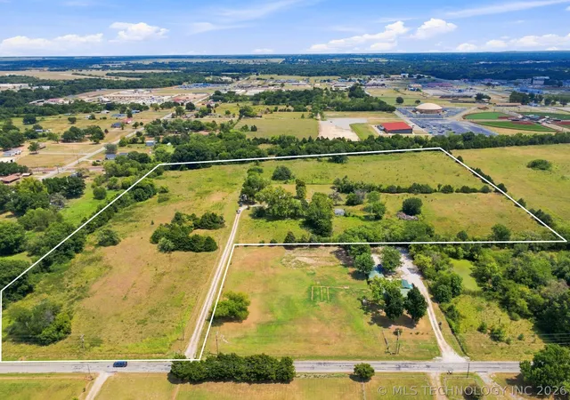 Photo 3 of Single family home for sale at 200 W Cuneo Pl, Okmulgee, OK 74447 | MLS# 2628644 | Listing updated on 2026-08-29