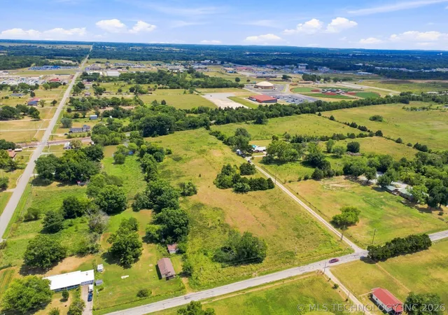Photo 4 of Single family home for sale at 200 W Cuneo Pl, Okmulgee, OK 74447 | MLS# 2628644 | Listing updated on 2026-08-29