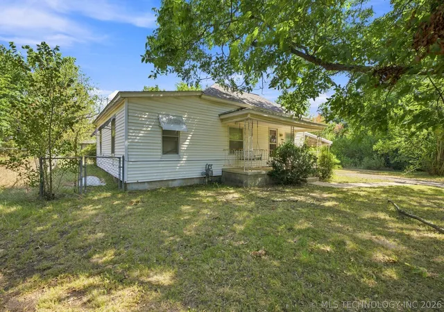 Photo 3 of Sale Pending at 404 E Beach St, Henryetta, OK 74437 | MLS# 2629735 | Listing updated on 2026-10-28