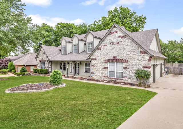 Photo 3 of Sale Pending at 12512 18th Circle E, Jenks, OK 74037 | MLS# 2630089 | Listing updated on 2026-08-31
