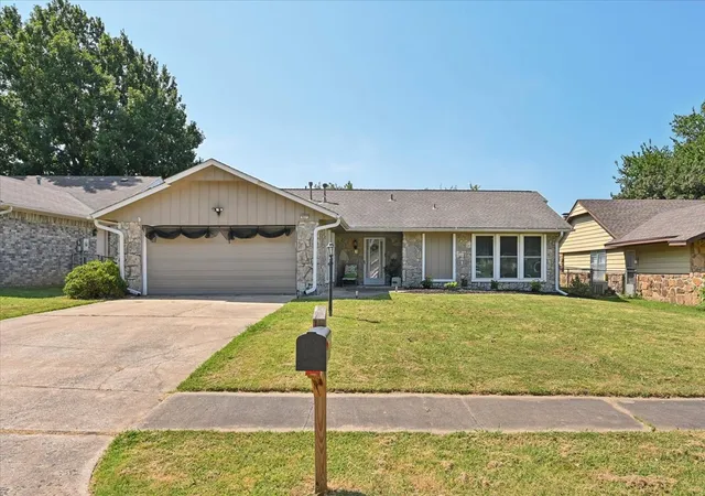 Photo 2 of Sale Pending at 937 W Lansing St, Broken Arrow, OK 74012 | MLS# 2629707 | Listing updated on 2026-09-05