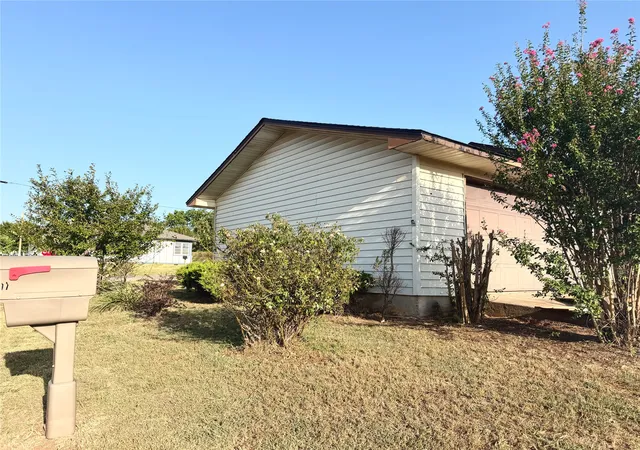 Photo 4 of Single family home for sale at 17 E Norma Ave, Sulphur, OK 73086 | MLS# 2629843 | Listing updated on 2026-09-23