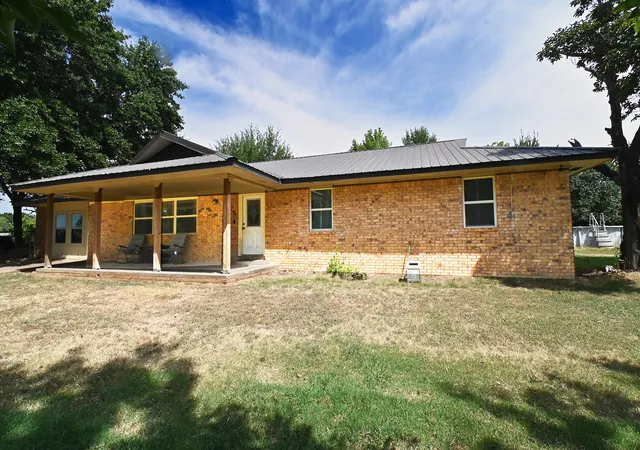 Photo 2 of Single family home for sale at 704 N Farm Rd, Sallisaw, OK 74955 | MLS# 2630134 | Listing updated on 2026-09-07