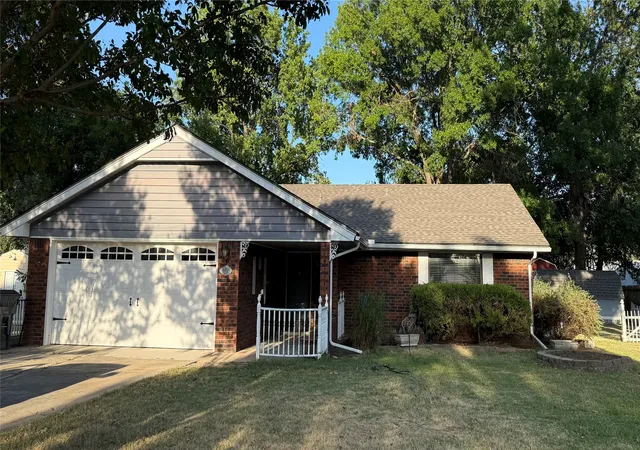 Photo 2 of Sale Pending at 406 Beaumont, Ardmore, OK 73401 | MLS# 2625468 | Listing updated on 2026-08-30