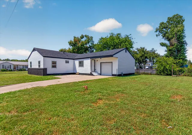 Photo 2 of Single family home for sale at 2254 S Dewey Ave, Bartlesville, OK 74003 | MLS# 2627054 | Listing updated on 2026-09-14