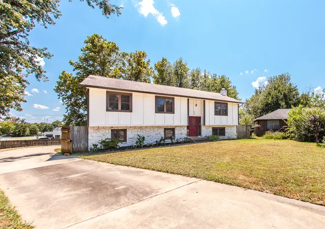 Photo 2 of Single family home for sale at 620 Rosewood Cir, Claremore, OK 74017 | MLS# 2630205 | Listing updated on 2026-09-24