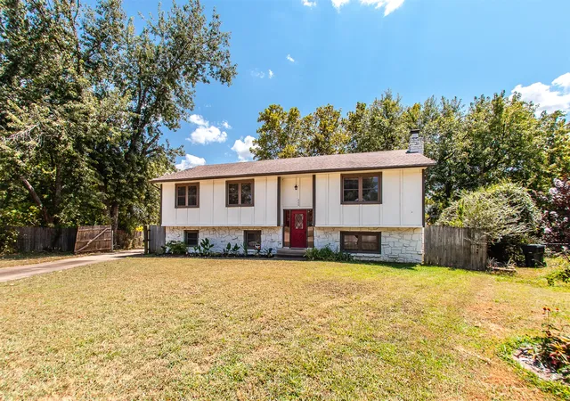 Photo 3 of Single family home for sale at 620 Rosewood Cir, Claremore, OK 74017 | MLS# 2630205 | Listing updated on 2026-09-24
