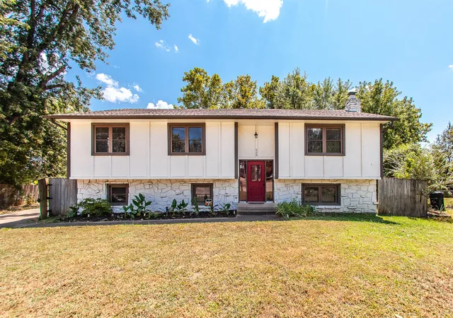 Photo 3 of Single family home for sale at 620 Rosewood Cir, Claremore, OK 74017 | MLS# 2630205 | Listing updated on 2026-09-24