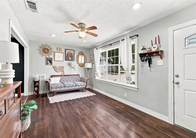 Photo 3 of Single family home for sale at 1001 Donna Sue, Durant, OK 74701 | MLS# 2630307 | Listing updated on 2026-09-11