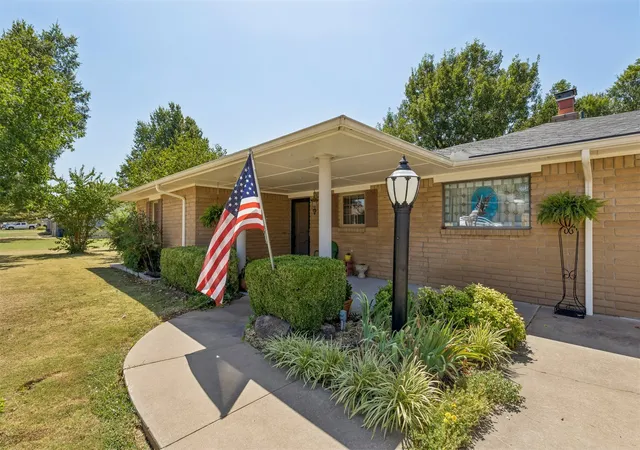 Photo 2 of Single family home for sale at 1002 Sunset Cir, Yale, OK 74085 | MLS# 2630171 | Listing updated on 2026-09-10