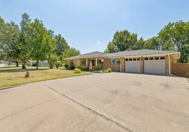 Photo 3 of Single family home for sale at 1002 Sunset Cir, Yale, OK 74085 | MLS# 2630171 | Listing updated on 2026-09-10