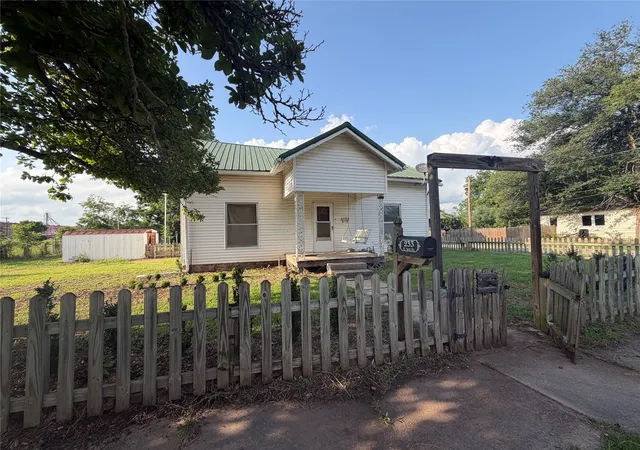 Photo 1 of Single family home for sale at 233 E 3rd Street, Pawhuska, OK 74056 | MLS# 2630332 | Listing updated on 2026-09-08