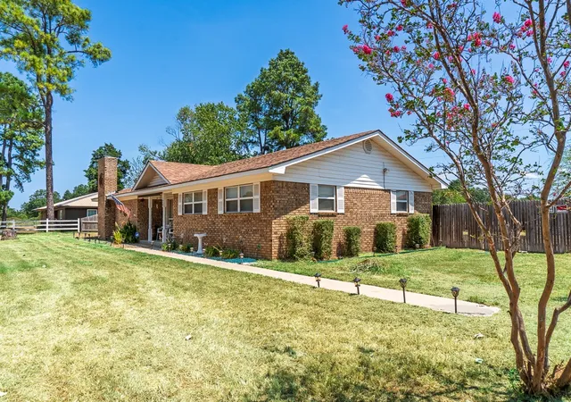 Photo 3 of Sale Pending at 122 Hummingbird Cir, Colbert, OK 74733 | MLS# 2630071 | Listing updated on 2026-09-29