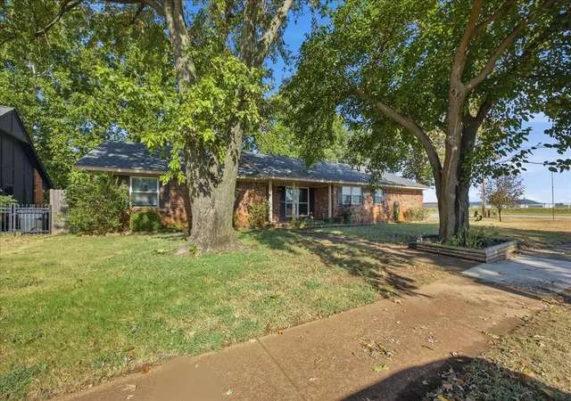 Photo 2 of Sale Pending at 1024 N Forest Pl, Jenks, OK 74037 | MLS# 2630481 | Listing updated on 2026-09-14