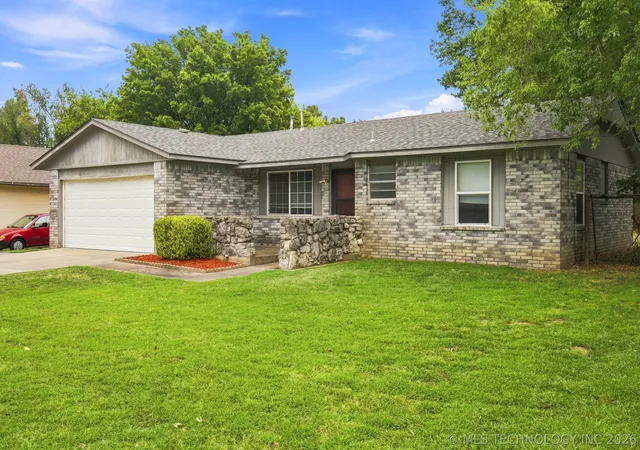 Photo 2 of Sale Pending at 4325 S Elm St, Broken Arrow, OK 74011 | MLS# 2630636 | Listing updated on 2026-08-31