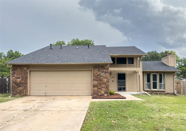 Photo 1 of Single family home for sale at 704 W Vicksburg St, Broken Arrow, OK 74011 | MLS# 2630701 | Listing updated on 2026-09-13
