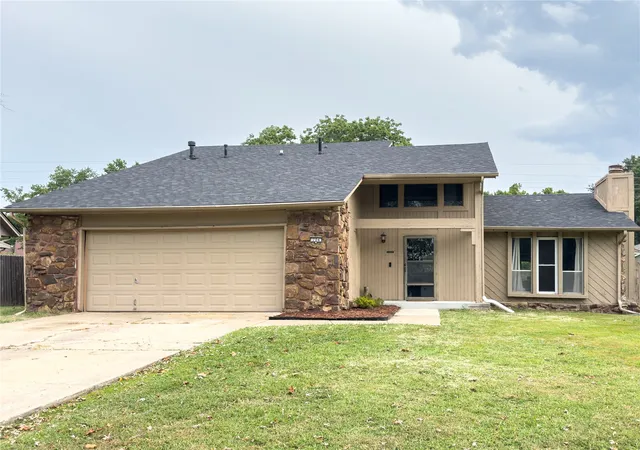 Photo 2 of Single family home for sale at 704 W Vicksburg St, Broken Arrow, OK 74011 | MLS# 2630701 | Listing updated on 2026-09-13
