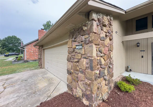Photo 3 of Single family home for sale at 704 W Vicksburg St, Broken Arrow, OK 74011 | MLS# 2630701 | Listing updated on 2026-09-13