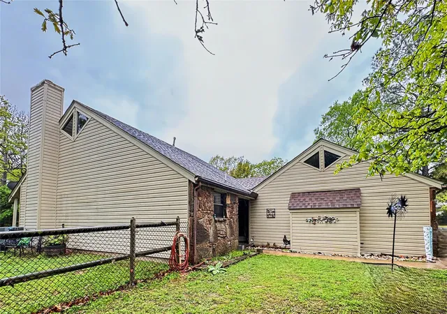 Photo 1 of Single family home for sale at 105 Summit Ridge Dr, Tahlequah, OK 74464 | MLS# 2630729 | Listing updated on 2026-08-31
