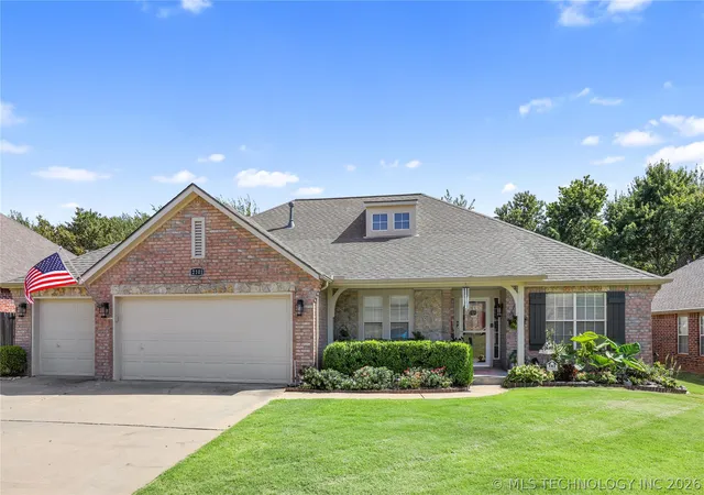 Photo 1 of Sale Pending at 2101 W Vicksburg St, Broken Arrow, OK 74011 | MLS# 2630739 | Listing updated on 2026-08-31