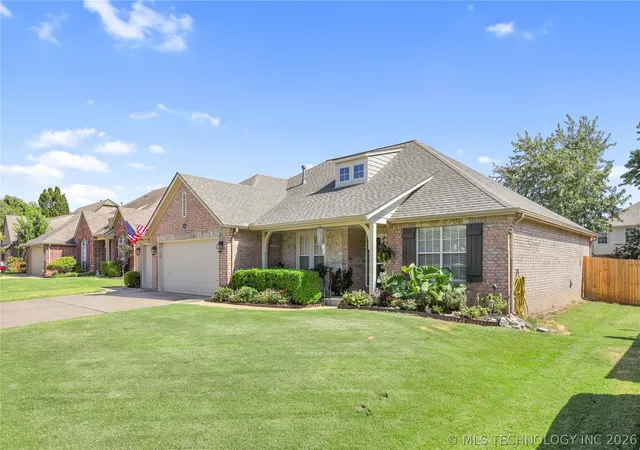 Photo 2 of Sale Pending at 2101 W Vicksburg St, Broken Arrow, OK 74011 | MLS# 2630739 | Listing updated on 2026-08-31