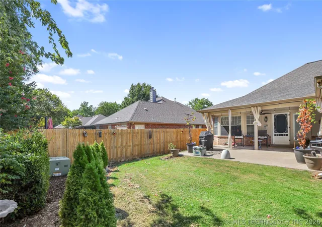 Photo 3 of Sale Pending at 2101 W Vicksburg St, Broken Arrow, OK 74011 | MLS# 2630739 | Listing updated on 2026-08-31