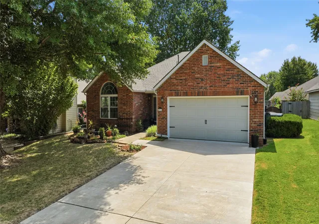 Photo 1 of Sale Pending at 8910 E 100th Pl, Tulsa, OK 74133 | MLS# 2629636 | Listing updated on 2026-09-26