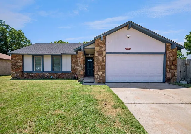 Photo 1 of Sale Pending at 1305 W Waco St, Broken Arrow, OK 74011 | MLS# 2630443 | Listing updated on 2026-09-08
