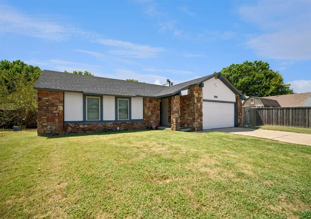Photo 2 of Sale Pending at 1305 W Waco St, Broken Arrow, OK 74011 | MLS# 2630443 | Listing updated on 2026-09-08